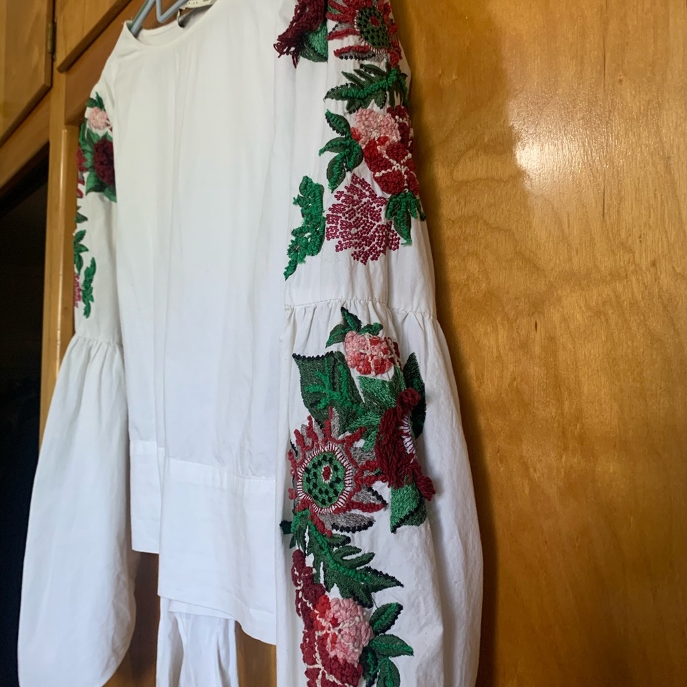 Small- Zara Basic Collection Embroidered Blouse. - image 5